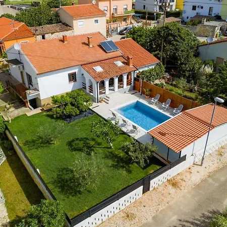 House Nada With The Pool Dom wakacyjny