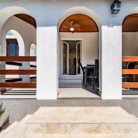 House Nada With The Pool