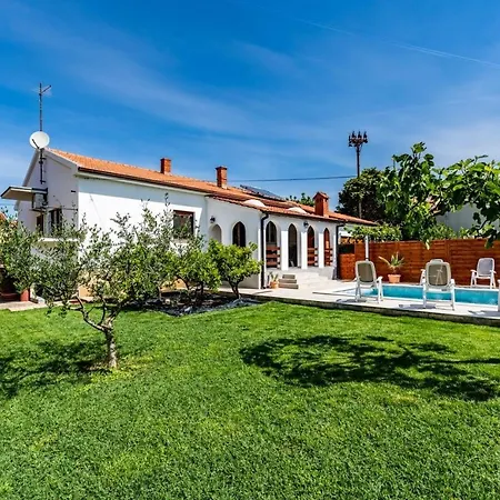 House Nada With The Pool Dom wakacyjny Fažana