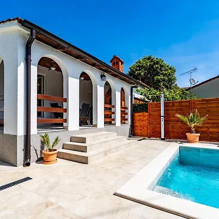House Nada With The Pool