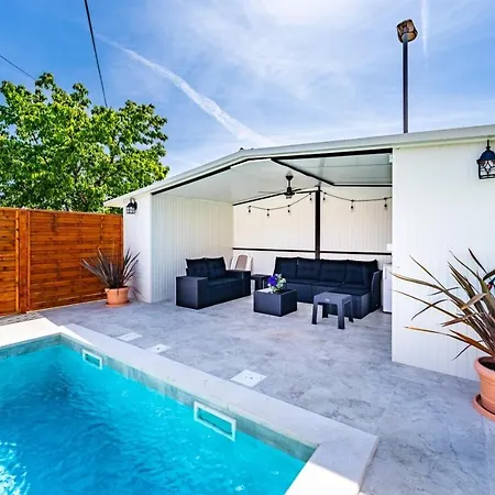 Dom wakacyjny House Nada With The Pool